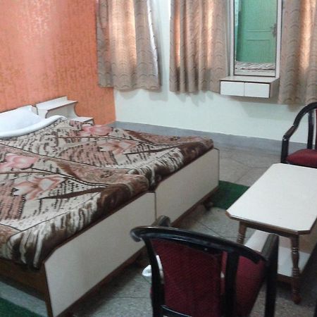 Radiant Ymca Tourist Hostel Варанасі Номер фото